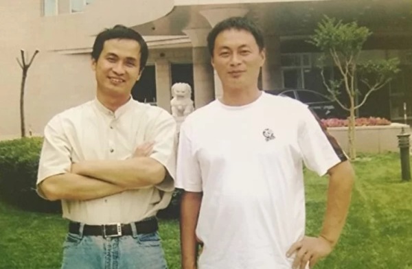 “709”律师谢燕益（左）和哥哥谢维合影 （谢维提供）