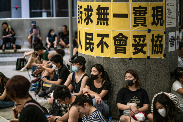 香港“反送中”强烈要求香港政府全面撤回“逃犯条例”。