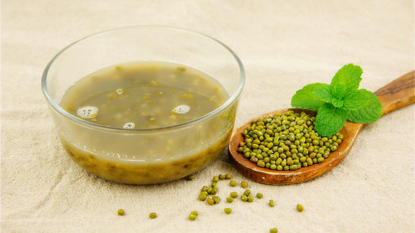 綠豆能清熱解暑，排出體內的垃圾和毒素，讓我們遠離心腦血管疾病。
