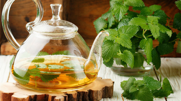 茶水裡面有黃酮等活性物質，喝茶能幫助抑制細菌。