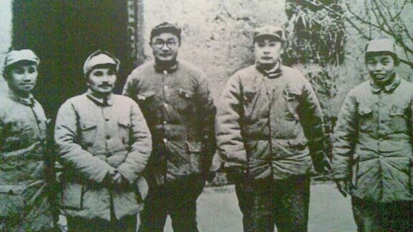 1948年，淮海戰役中的共軍將領（左起）：粟裕、鄧小平、劉伯承、陳毅、譚震林