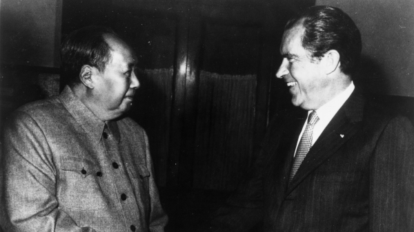 1972年，尼克松访中，与毛泽东握手。