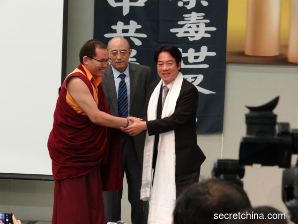 赖清德接受藏人法师代表致赠哈达
