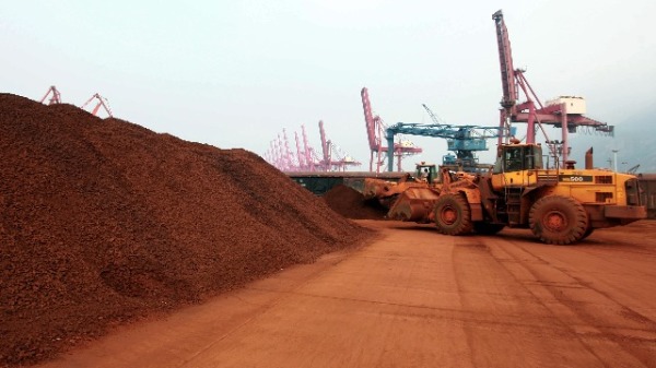 江蘇連雲港市的港口堆積的稀土。（圖片來源: STR/AFP/Getty Images）