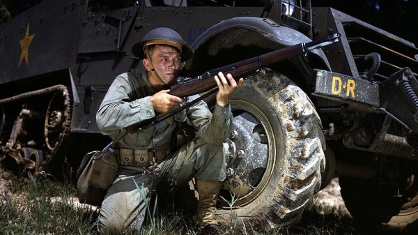 使用M1加蘭德步槍的美軍士兵，攝於1942年。