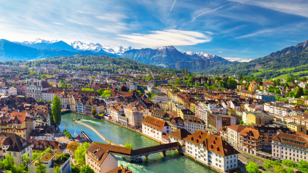 瑞士除了是歐洲的後花園，擁有童話般的居所與風景之外，給人們最主要的印象是鐘錶，其精密程度讓人歎為觀止。瑞士工業能叱吒世界的背後，到底隱藏了什麼祕訣呢？