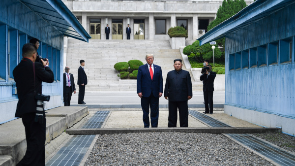 川普与金正恩在DMZ见面，并踏进DMZ朝鲜一方，与金正恩交谈，让记者拍照合影。 (BRENDAN SMIALOWSKI/AFP/Getty Images)