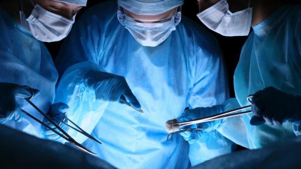 即便在当今先进医学设备和条件下，此类开颅手术都属于非常复杂和高风险的。