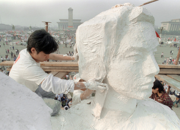 1989年5月30日，来自中央美术学院等高校的学生在天安门广场塑造了“民主女神”雕像。