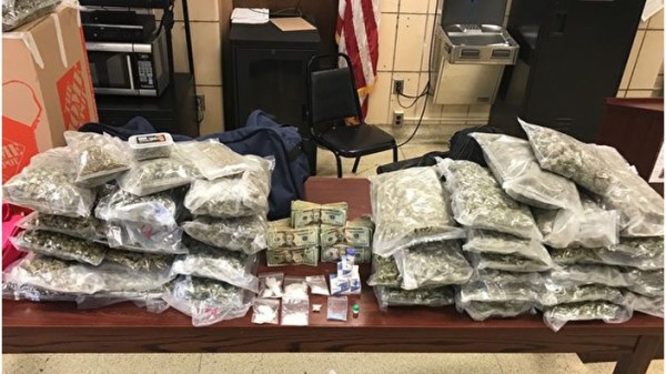 警方展示在纽约法拉盛民宅所搜获的大麻和违禁品。