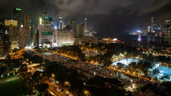 6月4日晚，香港支聯會在維多利亞公園舉辦「六四」30週年燭光晚會