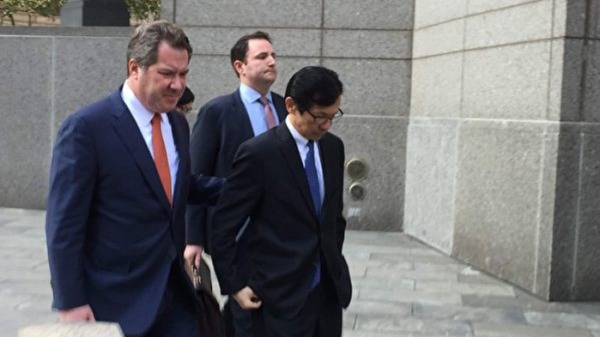 盗用公款千万赌博的前紐約市政信用社華裔總裁黃錦雄（前左）獲刑5年半。