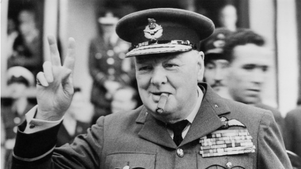 在二战时，丘吉尔对保卫英伦有卓著的功绩。