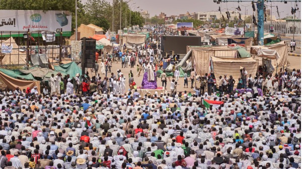 5月3日，抗议者在喀土木軍事總部外面進行靜坐抗議，並呼吁该国的军事统治者放弃控制权