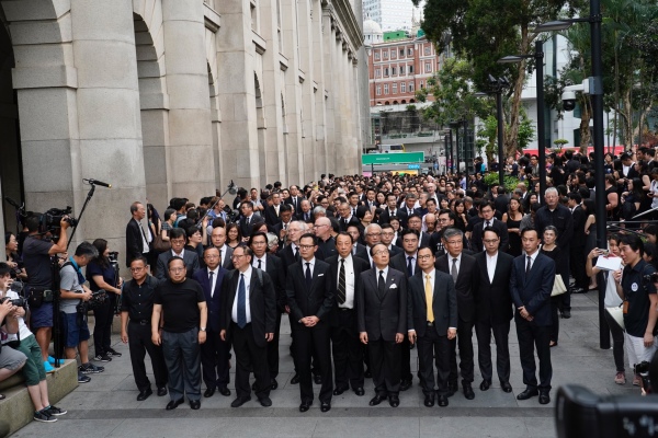 香港大律师公会主席戴启思及多位前主席梁家杰、陈景生、李柱铭等人领头游行。