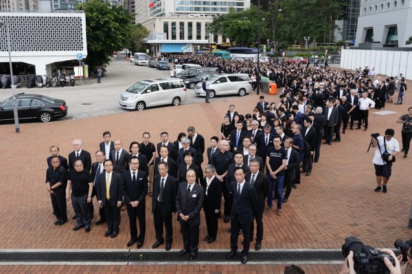 香港大律師公會主席戴啟思及多位前主席梁家傑、陳景生、李柱銘等人領頭遊行。