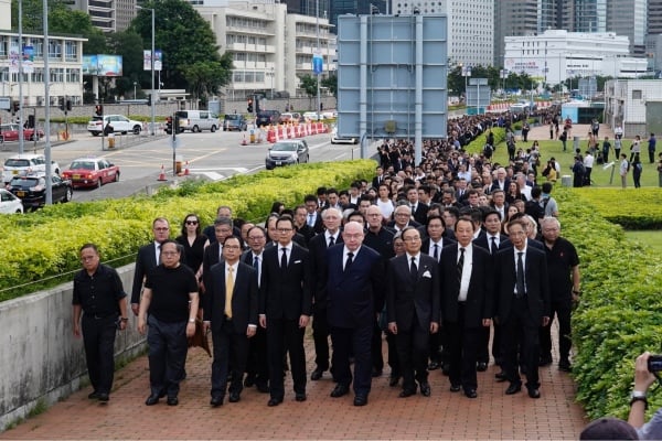 香港大律師公會主席戴啟思及多位前主席梁家傑、陳景生、李柱銘等人領頭遊行。