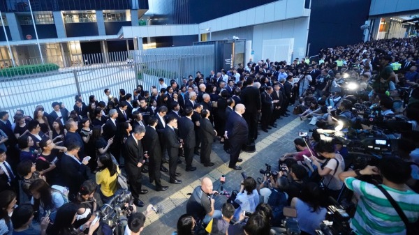 香港法律界6月6日举行97以来第五次黑衣静默游行，近三千人出席。并在游行终点政府总部默哀三分钟，以抗议政府修改《逃犯条例》。