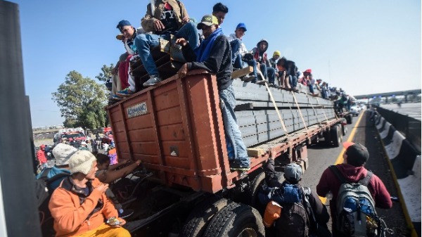 多数来自洪都拉斯的非法移民乘坐大篷车前往美国