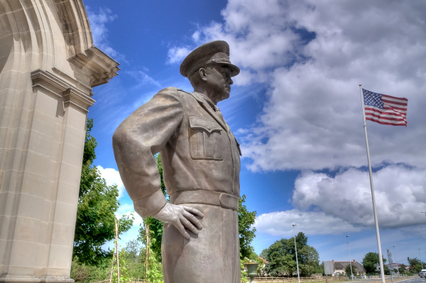 盟軍最高統帥艾森豪威爾的雕像屹立在奧馬哈海灘。