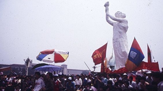 1989年六四前夕，和平抗议的民众聚集在天安门广场上。