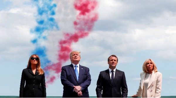 2019年6月6日，美國總統川普夫婦和法國總統埃馬克龍夫婦參加在法國舉行的諾曼底登陸75週年紀念活動（圖片來源：IAN LANGSDON/AFP/ Getty Images）