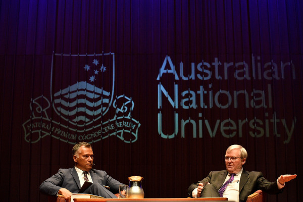 2017年10月27日，澳大利亞國立大學的校友，前總理陸克文與記者斯坦格蘭特，在澳大利亞國立大學的座談會上交談。