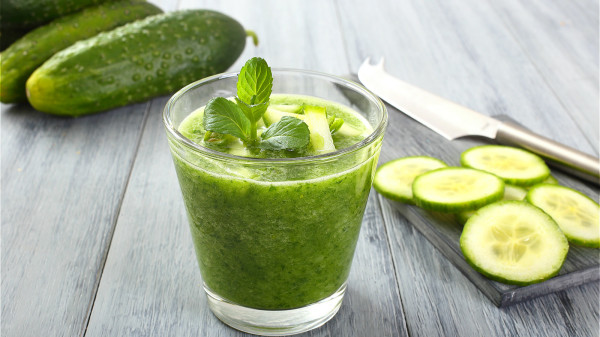 夏天飲食宜清淡，可多吃絲瓜、黃瓜、苦瓜、冬瓜等食物，利於排除體內毒素。