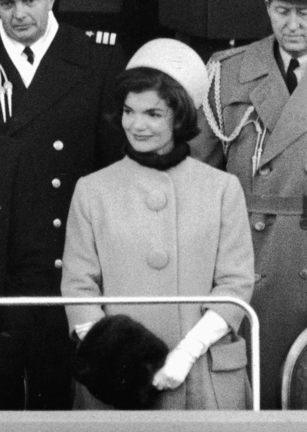 1961年，第一夫人杰奎琳在肯尼迪总统就职典礼上。