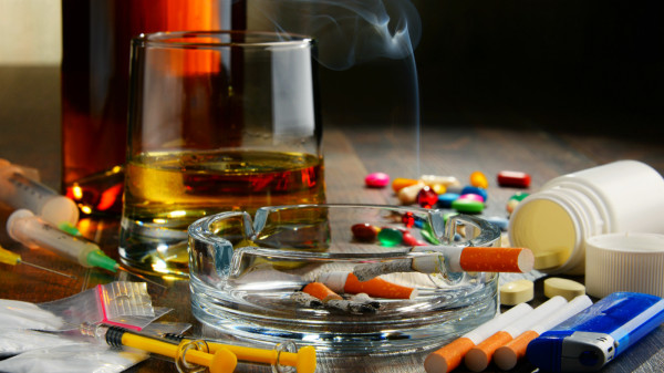 抽菸、喝酒、亂吃藥等習慣，日積月累會對肝臟造成損傷。