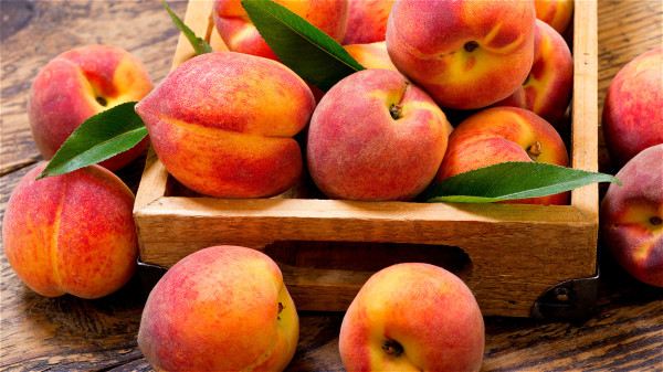 夏天應多攝取當季食物，如桃子等均有大量的維生素C、抗氧化成分、鞣花酸等。
