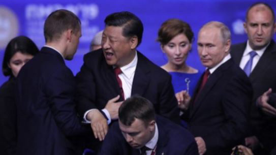 2019年6月7日，習近平在俄羅斯聖彼得堡國際經濟論壇演講後離場時差點跌落台下，被身旁保鏢及時扶住。（視頻截圖）