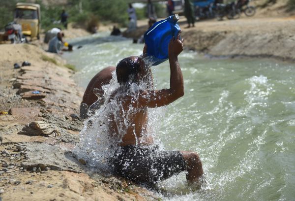 巴基斯坦49摄氏度家里没法待集体搬进河水住