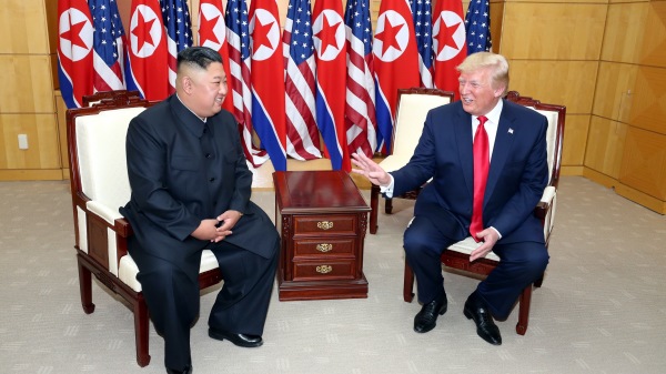 6月30日，美国总统川普在韩国非军事区会见朝鲜领导人金正恩。