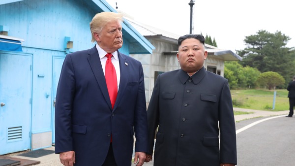 美國總統川普和朝鮮領導人金正恩上月底在兩韓非軍事區會面，重啟了停滯的非核化談判。朝鮮卻在近日表示，只要有水和空氣，就什麽都可以做到！