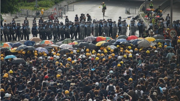 7月1日，香港反送中示威者面對警察。