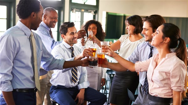 酒精除了傷害肝臟機能以外，對大腦的傷害也是明顯的。