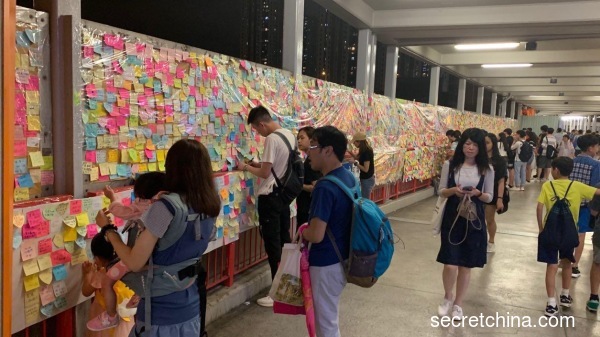 去年反送中运动期间，表达港人心声的连侬出现于香港各区。（图片来源：周秀文/看中国）