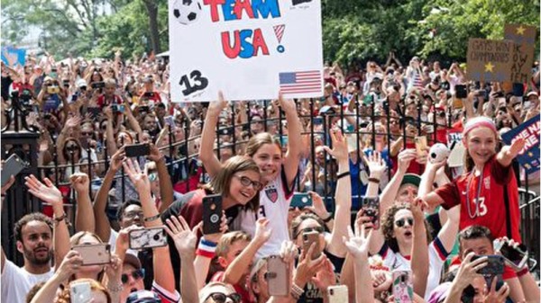 10日，紐約曼哈頓舉行盛大的紙带遊行，慶祝美國女足奪冠的勝利。