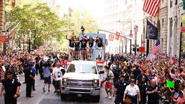 纽约盛大纸带游行庆祝美国女足世界杯夺冠