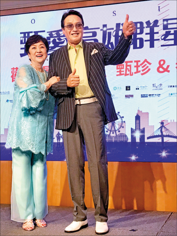年近73岁的秦祥林穿着白皮鞋、直条纹蓝西装英挺现身，一出场仍相当具有巨星架势。