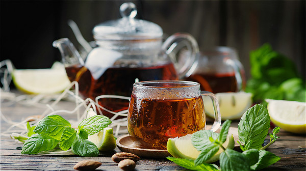 浓茶含非常高的氟，摄入过多的氟，会增加肾脏的负担对肾造成伤害。