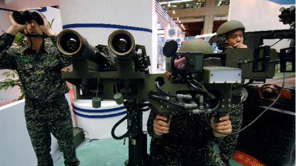 三名臺灣士兵展示美國製造的雙聯裝毒刺飛彈（圖片來源：SAM YEH / AFP / Getty Images）