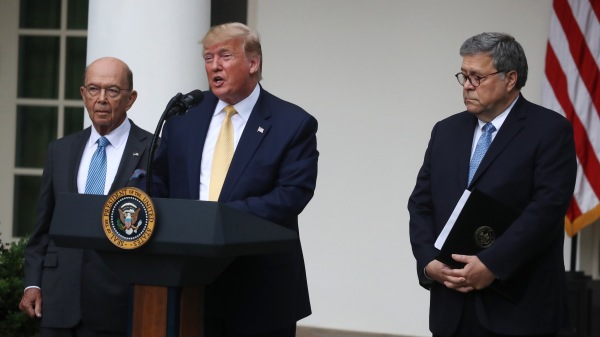 美国总统川普（Trump）在白宫外召开记者会，司法部长巴尔（Barr）和商务部长罗斯（Ross）共同出席