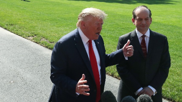 川普总统与美国劳工部长阿科斯塔（Alex Acosta）（图片来源：Mark Wilson/Getty Images）