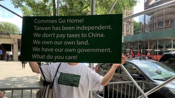 总统蔡英文赴哥伦比亚大学参加座谈遭遇中国社团抗议。一名旅居纽约的台湾女子看不下去，用自制标语与T恤回呛。