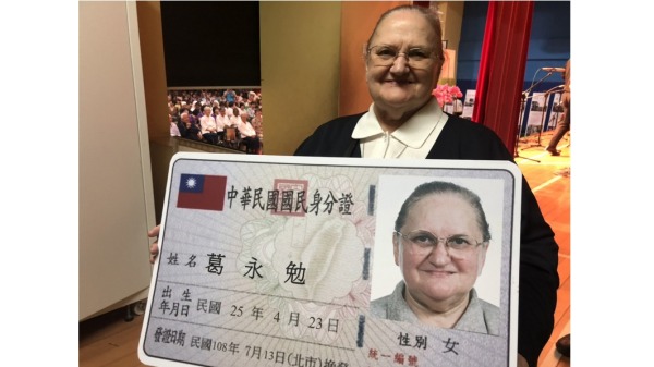 56年前從比利時遠渡重洋到台灣，救回無數早產兒的修女葛永勉，13日取得身分證，成為正港台灣人。