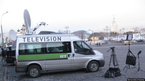 今日俄羅斯電視臺的車輛停在克里姆林宮牆外和莫斯科紅場旁。美國之音白樺拍攝