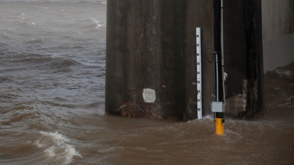 國家颶風中心表示，「巴裡」可能會帶來危險的風暴潮、強風、暴雨和洪水。