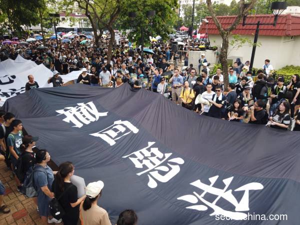 ​​​​​​​今天香港新界地区也首次举行了反送中游行；主办方表示，港人五大诉求一日未能达成，就会坚守下去。